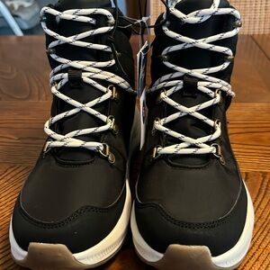 WOMENS UNIVERSAL THREADS WATER REPELLENT BLACK BOOTS. NWT. SIZE 6.